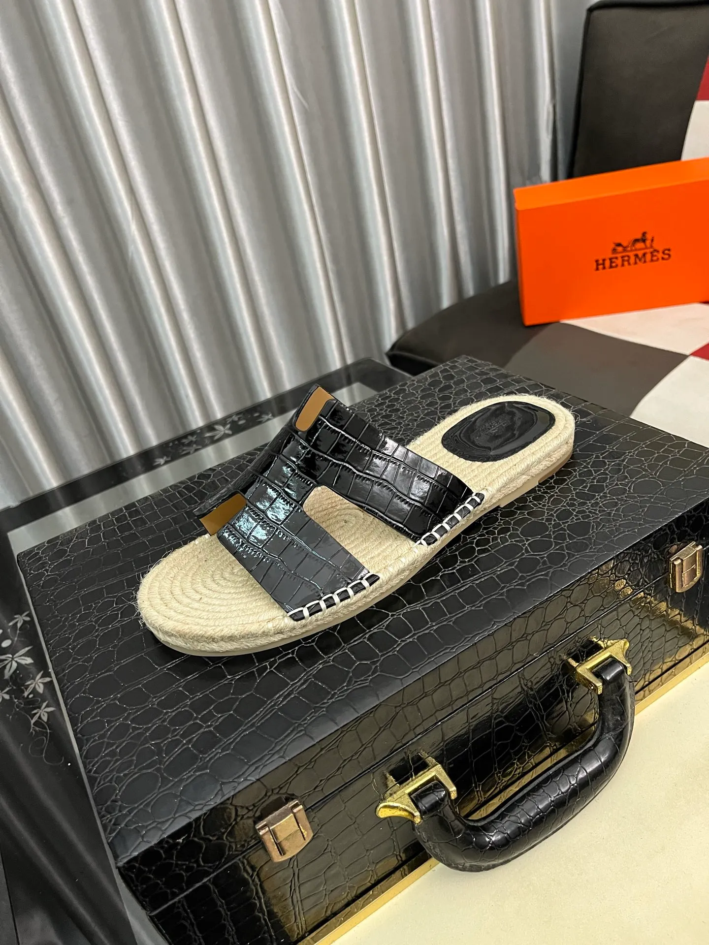 Men's shoes 💰340⌚️⌚️《HERMES》Hermes 💁♂️Men's casual slippers, compare the quality at the counter🧚🏿♂️ The upper layer has a stone pattern with clear texture, showing high-end, high-end, comfortable to wear and versatile. Purely hand-pulled, raw rubber breathable outsole, breathable and comfortable lambskin lining, 100% comfortable density, original rubber outsole wear-resistant code number 38-44. Can be customized 45-46-47